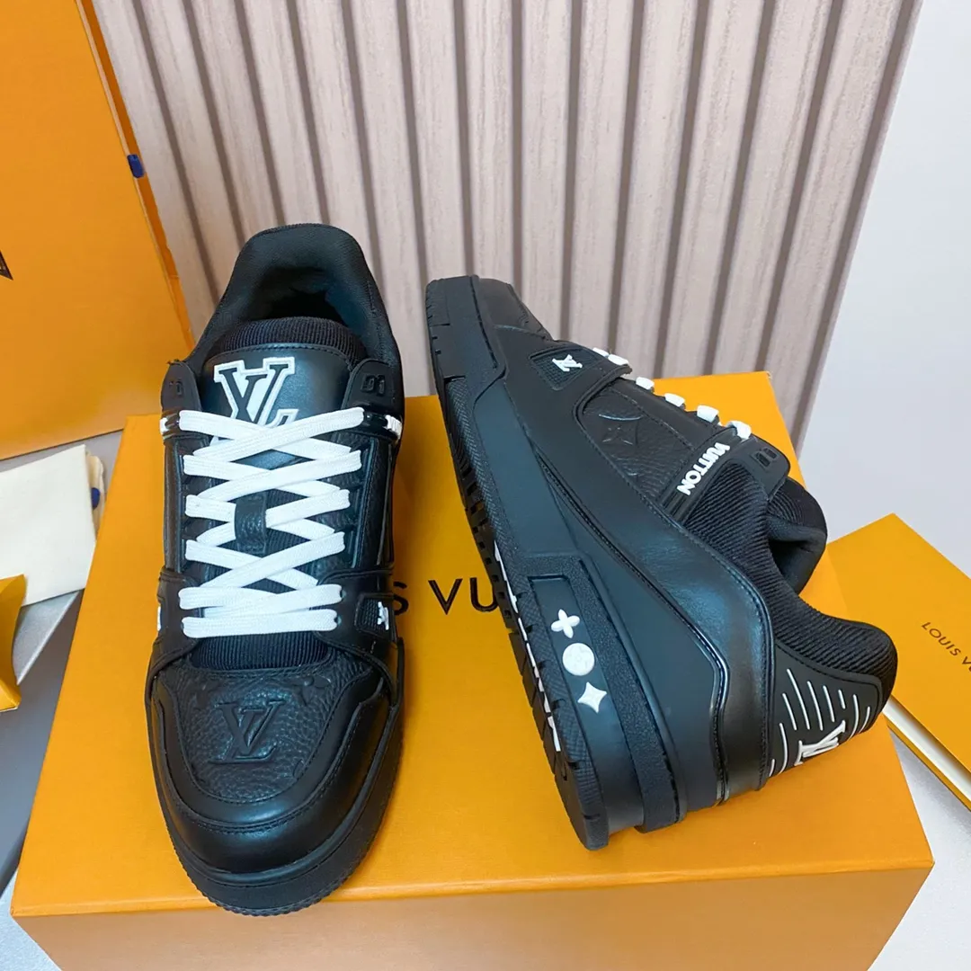 👟👟Ex-factory price 840👟👟 Lujia LV Trainer series Classic hot-selling sneakers are originally developed and heavily invested in quality building. The eye-catching innovation in the upgrading and re-engineering project. The upper is made of finely selected calf leather. Craftsmanship details: topstitching, handwritten notes. LV letters on the tongue and side. Handwritten Louis Vuitton logo on the side. Luggage tag on the side. LV on the back. U👟👟Ex-factory price cycling upcycled logo The outsole is decorated with Monogram flowers The outsole is all original T👟👟Ex-factory price U material, extremely high-grade and super wear-resistant Sixe: 35~46